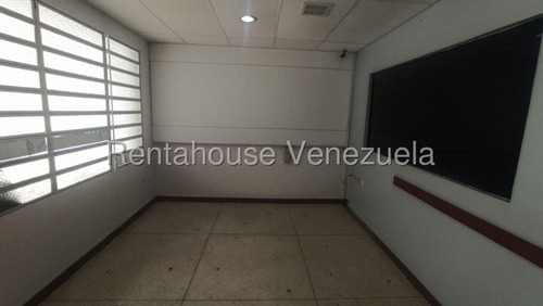 Dalisa Bigott Alquila Casa Comercial En Carmen Victoria, Este De Barquisimeto | 410 M², Aire Acondicionado Central, Estacionamiento Para 4 Vehículos | #25-18093