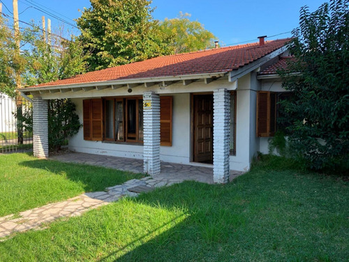 Villa Adelina, Casa Con Lindo Jardín En Muy Buena Ubicación