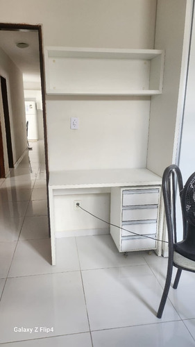 Casa Gradeada Com 5 Quartos (1 Suíte), Bem Localizada E Bem Ventilada. Reformada.
