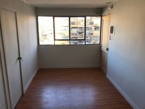 Deopartamento En Segundo Piso, Muy Central, Locomoción.