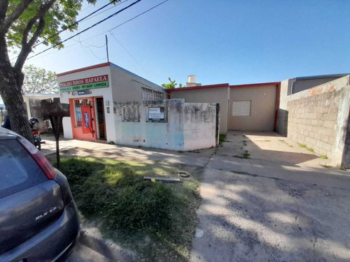 Hermosa Propiedad Con 3 Dormitorios, Patio Y Local Comercial