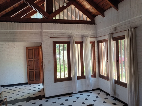 Casa De 4 Dormitorios Patio Y Cochera. Apta Crédito