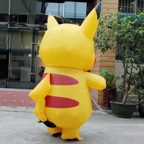 Foto de Uma Pessoa Vestida Com Uma Fantasia Inflável De Pikachu Para  Entreter Fãs De Pokemon Fora Da Galeria Nacional Na Trafalgar Square e mais  fotos de stock de Pikachu - iStock