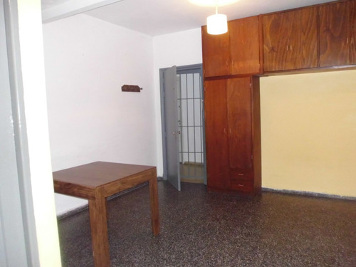 Mono-ambiente En Pleno Centro Con Patio Ascensor Ofic.o Viv