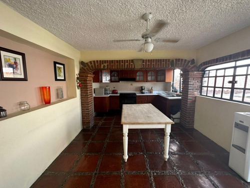 Casa En Venta En La Col. El Miraval, Cuernavaca Morelos.