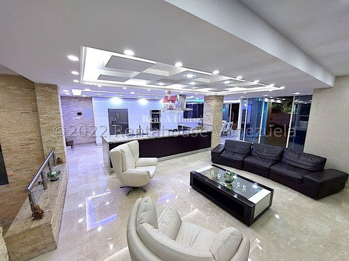 Imagen 2 de 30 de Casa_en_venta_en_caracas_en_alto-hatillo_rah-22-27014 Orlando Figueira 04125535289/04242942992