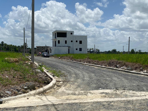 Solares Con Títulos En Residencial Con Garita De Seguridad.