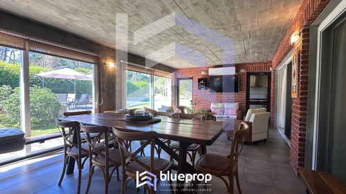 Casa En Venta En Playa Mansa En Privilegiada Ubicación, Una Manzana Sólo Para Ella.
