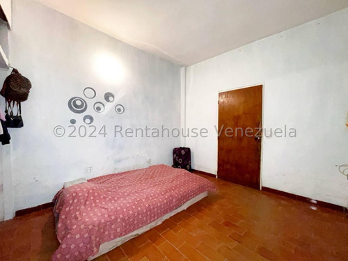 Casa En Alquiler Con Amplios Espacios En San Ignacio Maracay Estacionamiento Techado Agua Constante Estef 25-3327