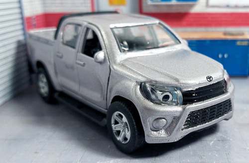 Toyota Hilux Doble Cabina Plateada Escala 1/36 De Colección 