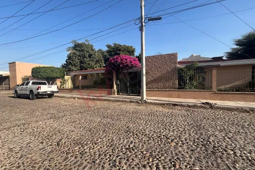 Casa En Chapultepec: 1 Piso, Confort Y Amplitud.