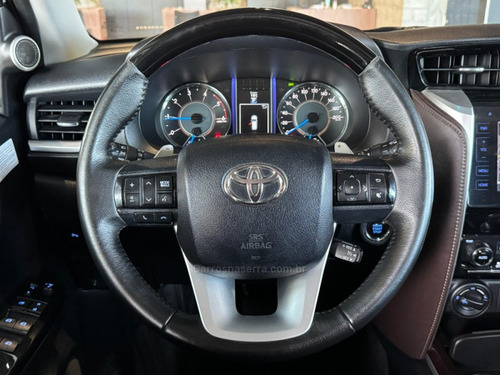 Toyota Hilux SW4 2.8 SRX 4X4 7 LUGARES 16V TURBO INTERCOOLER DIESEL 4P AUTOMÁTICO