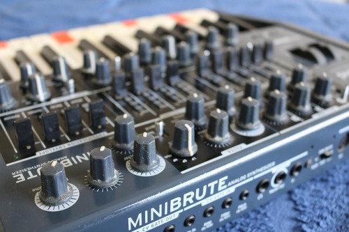 Imagen 3 de 5 de Sintetizador Arturia Minibrute 1