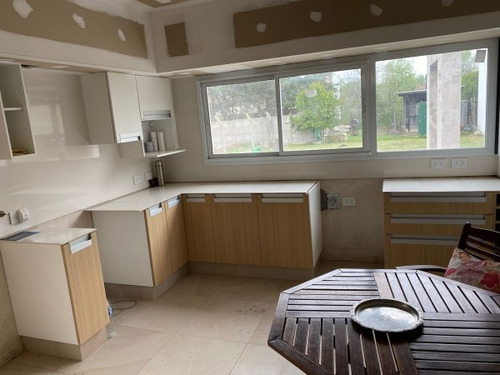 Imagen 3 de 12 de Casa Estilo Country A Terminar En Funes