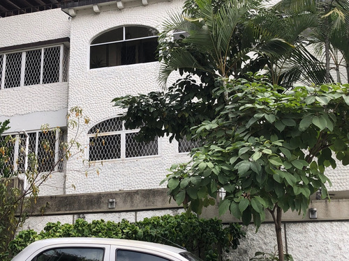 Estupendo Edificio De 3 Plantas Con 3 Apartamentos. Ideal Para Un Grupo Familiar