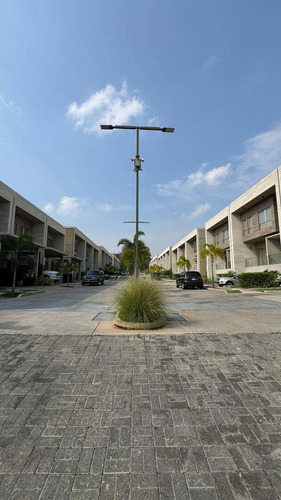 Townhouse En Altos De Guataparo - Acepta Financiamiento