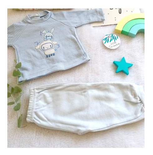 Imagen 4 de 5 de Ajuar Caja Pijama Camiseta Bordada Rayada + Pantalon Sin Pie