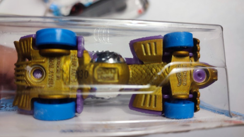 Hot Wheels. Vehículo Knight Draggin, Street Beasts. 2020. (Usado)