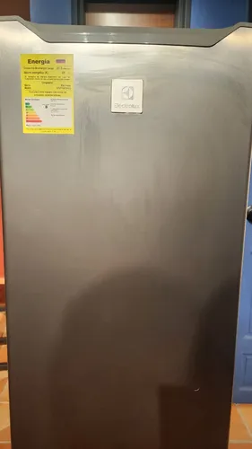 Congelador Vertical Electrolux 168l Plata Efuy16p3hvg (Usado)