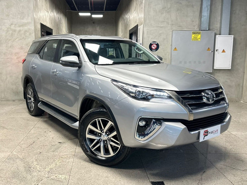 Toyota Hilux SW4 2.8 SRX 4X4 7 LUGARES 16V TURBO INTERCOOLER DIESEL 4P AUTOMÁTICO