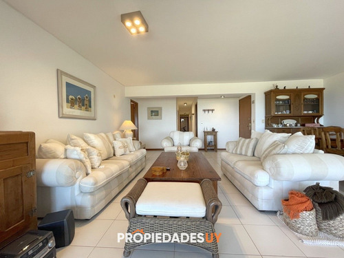 Excelente Precio, Dpto. En Primera Linea De Playa Brava - 3 Dorm. + Dependencia