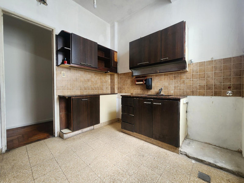 Oportunidad En Almagro. Departamento De 3 Ambientes Con Terraza De Uso Común.