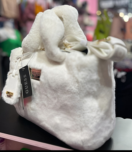 Bolsa Tote Guess Color Crema En Peluche Para Dama, Practica Crema Lisa Oro Crema