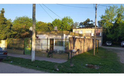 Casa En Block Con Entrada De Autos Y Dos Dptos. Al Cfte.