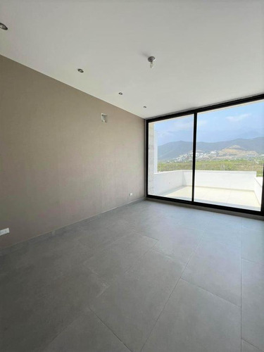 Estrena Residencia En Privada En El Uro Zona Carretera Nacional, C/ Jardín, Terraza Exterior Techada C/ Asador Balcón C/ Vistas A Las Montañas, Fracc C/ Alberca, Áreas Verdes Y Cancha De Fútbol