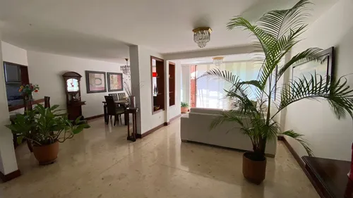 Casa Unifamiliar, De Dos Pisos, Muy Segura, Amplia Ymuy Bien Ubicada