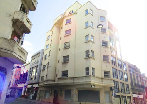 Venta Con Renta  De 1 Dormitorio En Ciudad Vieja