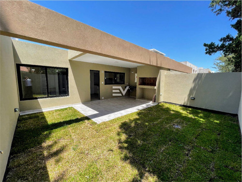 Imagen 10 de 22 de Venta. Claros Del Bosque. Casa Desarrollada En 1 Sola Planta. 2 Dorm 2 Baños Completos Patio Galeria Cochera