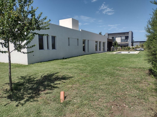 Imagen 7 de 17 de Casa En Venta De 3 Dormitorios C/ Cochera En Guernica