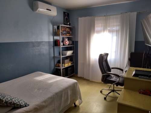 No Bairro Itoupava Norte, Para Quem Procura Morar Com Conforto E Boa Localização A Poucos Minutos Da Via Expressa. Casa Com 2 Pavimentos Contendo Na Parte Inferior Sala De Estar, Cozinha Com Móveis S
