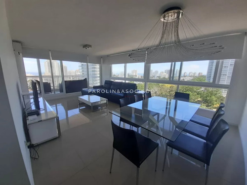 Departamento En Venta En Torre De Jerarquía A Metros De Playa Brava.