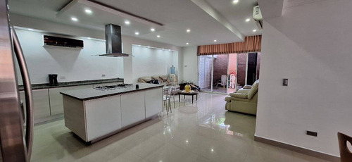 Townhouse En Venta Amoblado En Los Aleros - Guataparo 170 Mts2