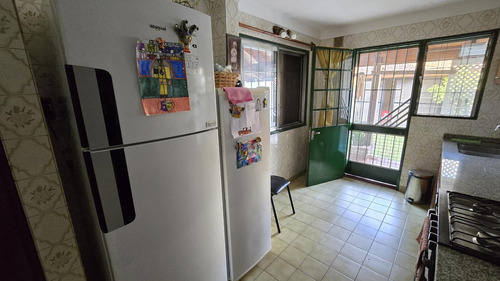 Solido Duplex De 4 Ambientes Con Cochera Y Jardin En Venta. Olivos