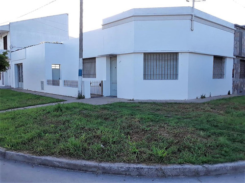 Casa En Venta - 3 Dormitorios 2 Baños - Cocheras - 130 Mts2 - Los Hornos, La Plata