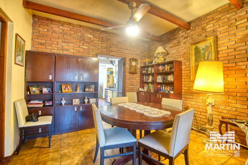 Casa 6 Ambientes, Suite, Escritorio, Cochera, Jardín Con Pileta Y Terraza.