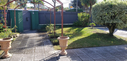 Imagen 2 de 14 de Venta: Casa De 5 Dormitorios, En Amplio Padrón En Carrasco