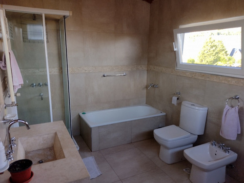 Venta Establecimiento Productivo De Bodega De Vino Artesanal + Vivienda, En Ph. Maquinarias Incluidas. A 15 Km De San Carlos De Bariloche