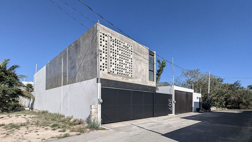 Casa En Venta De Estilo Unico, Ubicada En Cholul, Mérida.