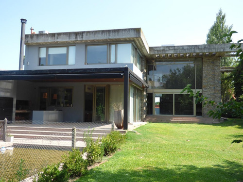 Casa En Venta City Bell Calle 24 E/ 476 Y 477 - Dacal Bienes Raices