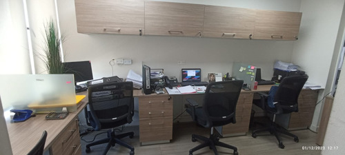 Oficina De 84 Mtrs2 4 Privado Sala De Reunion 4 Baño 3 Est.