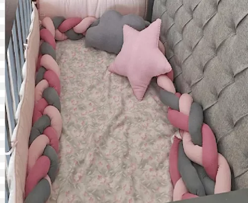 ALMOHADA PROTECTOR DE CUNA TRENZADA. 🔸Cojín de nudo y protector de cuna  trenzado ideal para decorar la habitación de tu bebé. Genera un…