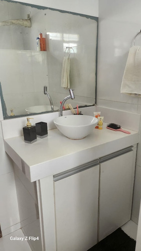 Casa Gradeada Com 5 Quartos (1 Suíte), Bem Localizada E Bem Ventilada. Reformada.