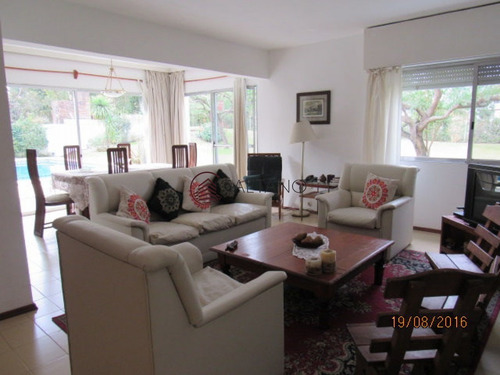 Casa En Rincón Del Indio, A 3 Cuadras Del Mar- Ref: 3115