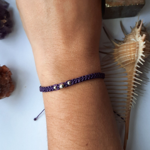 Morado. Pulsera Macramé Con Cuentas De Plata. 