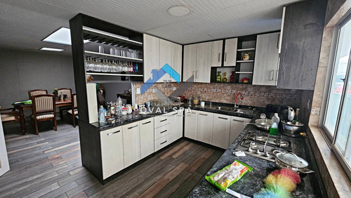 Qval Vende Espectacular Casa De 2 Pisos Con Recepción Comerc