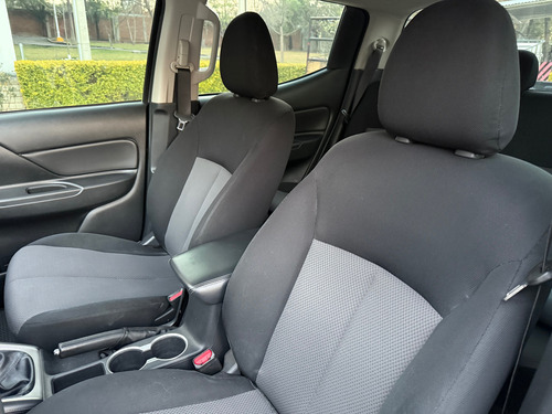 Mitsubishi L200 2.4 Cabina Doble 4x2 Mt